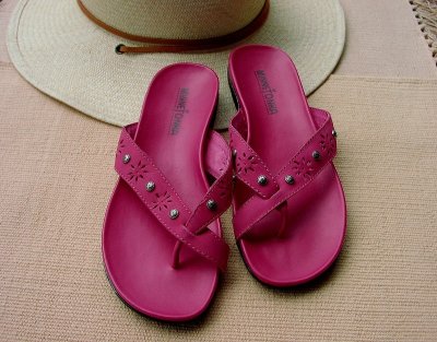 画像1: ミネトンカ レザーサンダル(ラズベリー）/Ｍinnetonka Madelyn Thong(Raspberry)