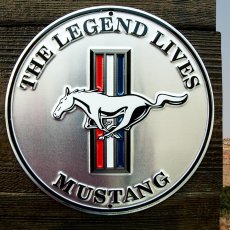 画像1: フォード モーターカンパニー マスタング メタルサイン（シルバー・ブラック）/Ford Motor Company Mustang Metal Sign THE LEGEND LIVES MUSTANG (1)