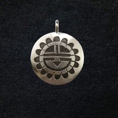 画像2: アメリカ インディアン ナバホ族 サンフェイス オーバーレイ スターリングシルバー ペンダント トップ/Native American Navajo Sterling Silver Pendant Sunface (2)