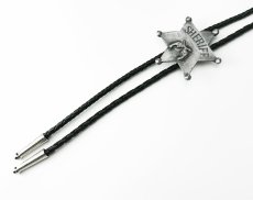 画像2: ウエスタン ボロタイ 保安官 シェリフ ピストル ガン（アンテイークシルバー）/Western Bolo Tie Sheriff w/Pistols  (2)