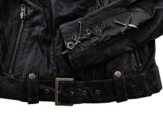 袖口レースアップ・バックルデザイン