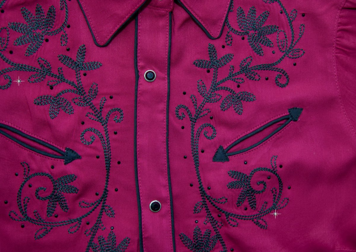 画像2: ラングラー フローラル刺繍 ラインストーン スマイルポケット ウエスタン シャツ ラズベリー（長袖/レディース）/Wrangler Embroidered Long Sleeve Western Shirt Raspberry(Women's) (2)