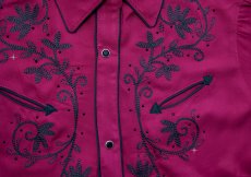 画像2: ラングラー フローラル刺繍 ラインストーン スマイルポケット ウエスタン シャツ ラズベリー（長袖/レディース）/Wrangler Embroidered Long Sleeve Western Shirt Raspberry(Women's) (2)