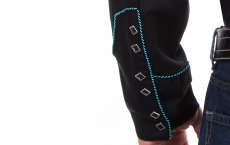 ブラック・ターコイズキャンディケインパイピングを撮影いたしております. お届けのシャツはブラック・ホワイトキャンディケインパイピングです