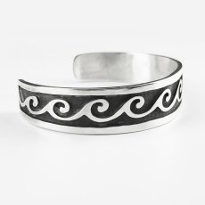 画像2: ホピ族 インディアンジュエリー クレメント ホニー作 ハンドメイド スターリングシルバー ブレスレット/Native American Hopi Clement Honie Sterling Silver Cuff Bracelet  (2)