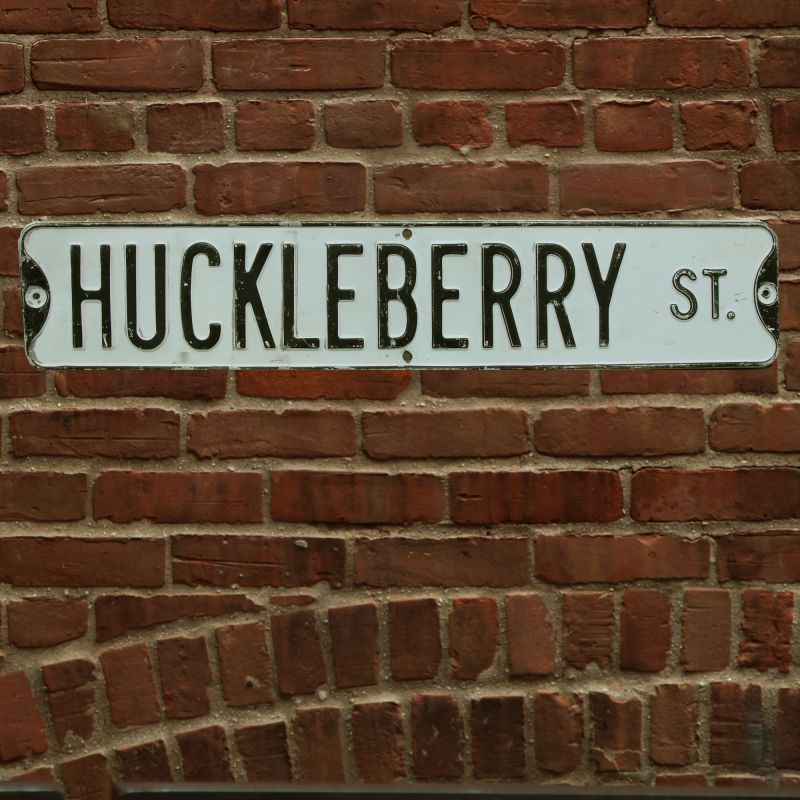 アメリカン ストリート サイン Huckleberry St Street Sign ウォールデコ