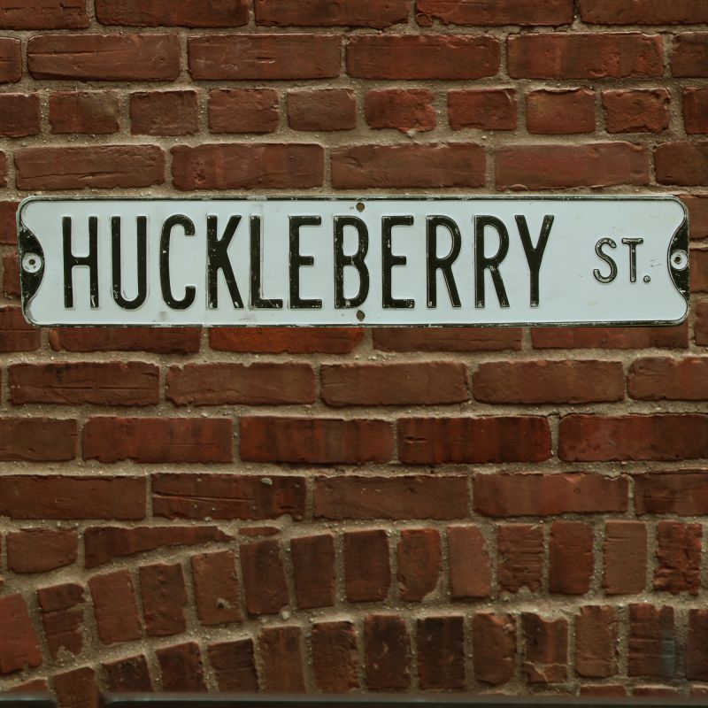 アメリカン ストリート サイン Huckleberry St Street Sign ウォールデコ アメリカン ストリート サイン Huckleberry St Street Sign ウォールデコ