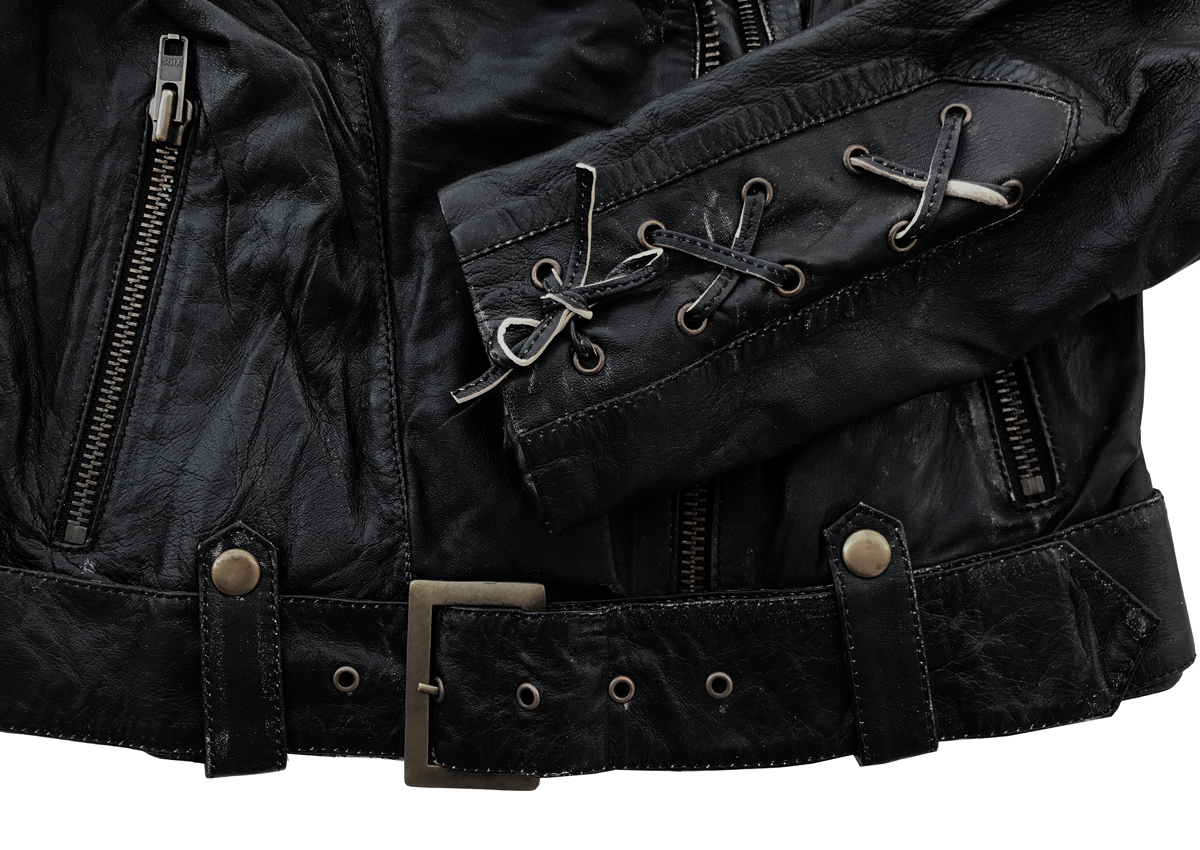 袖口レースアップ・バックルデザイン